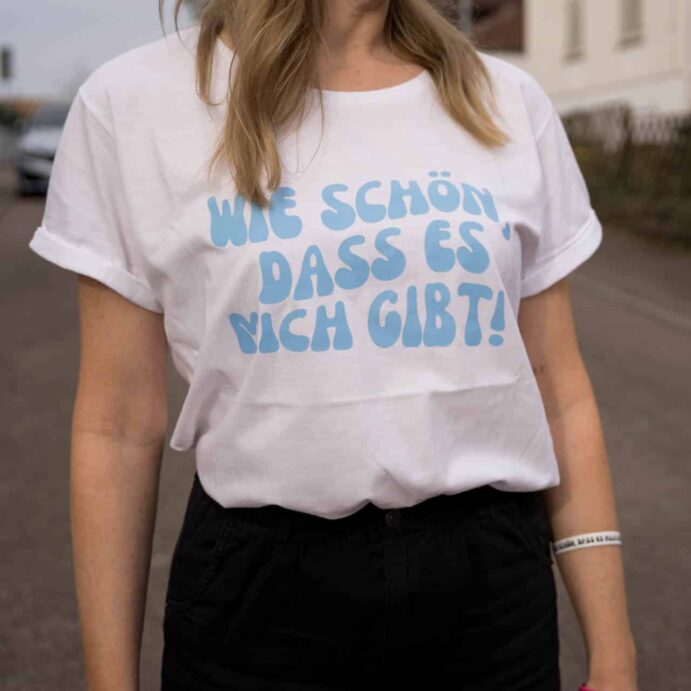 weißes T-Shirt mit Aufdruck vorne – Bild 3
