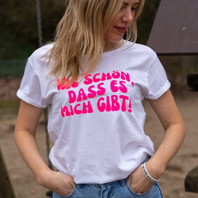 weißes T-Shirt mit Aufdruck vorne – Bild 2