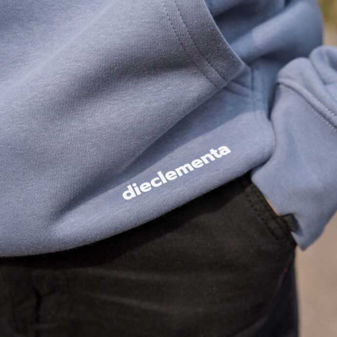 blauer Hoodie mit Aufdruck vorne – Bild 2
