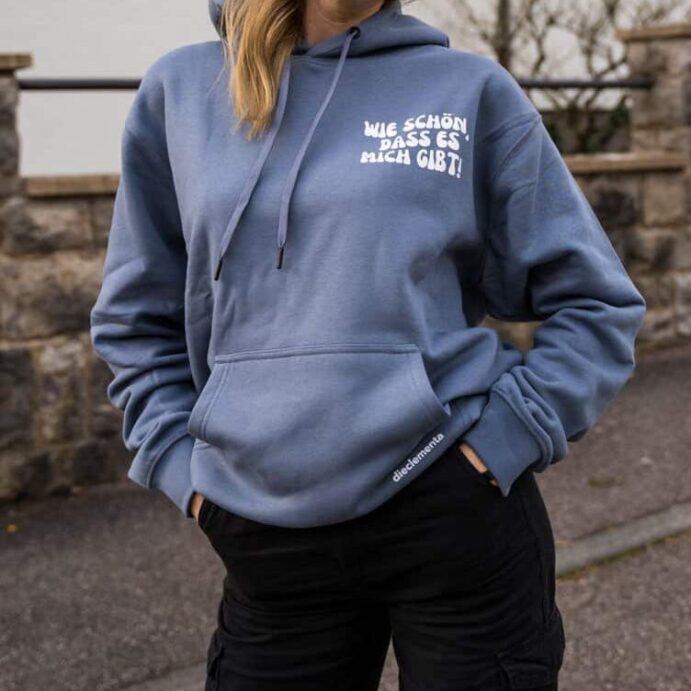 blauer Hoodie mit Aufdruck vorne