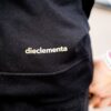 schwarzes Sweatshirt mit Aufdruck vorne – Bild 3