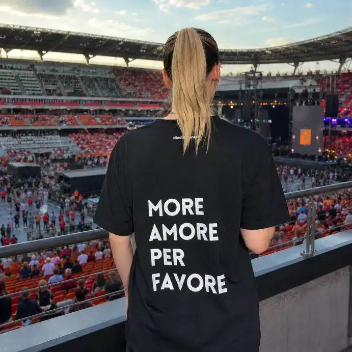 01_more_amore_back_stadion 01_more_amore_back_stadion