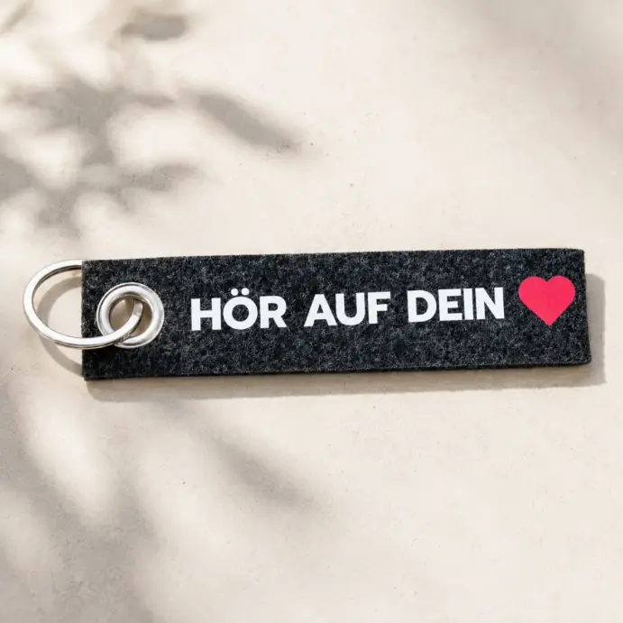 06_hoer_auf_dein_herz_black_flatlay 06_hoer_auf_dein_herz_black_flatlay